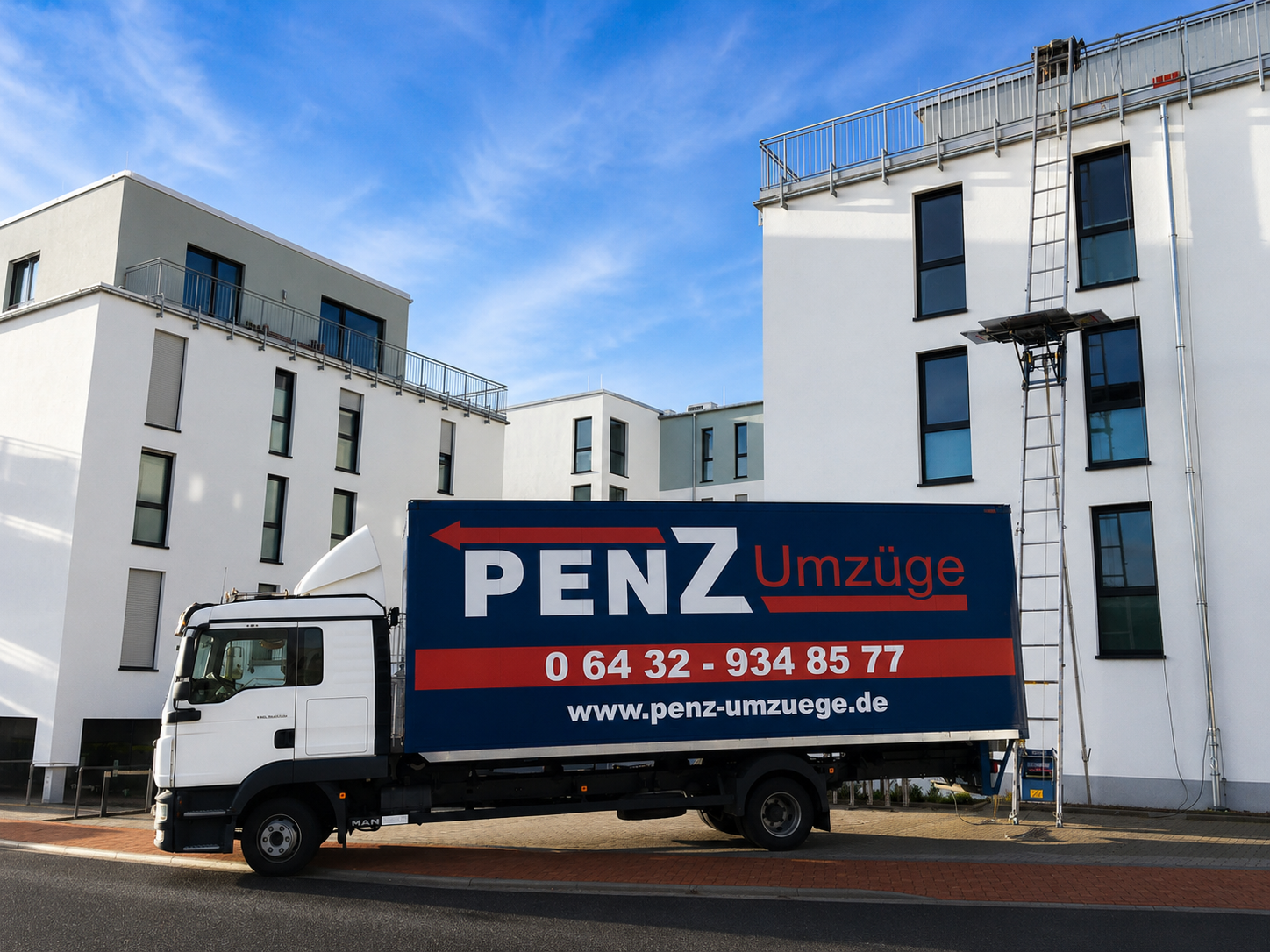 Penz Umzüge – Firmenwagen vor Wohngebäude