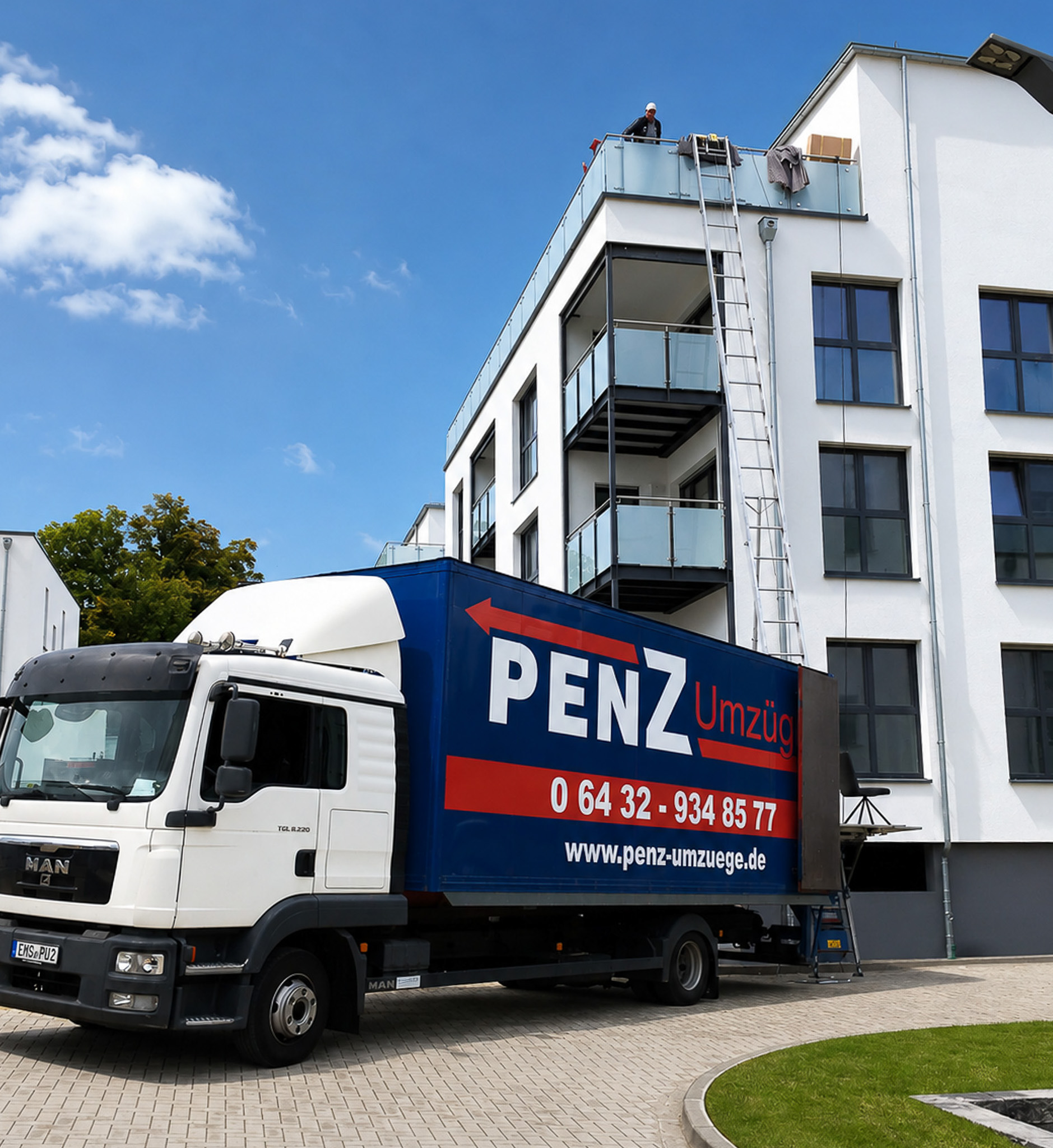 Penz Umzüge – LKW mit Möbelaufzug am Einsatzort
